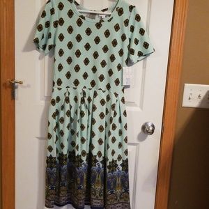 NWT XL Lularoe Amelia Medallions with dip